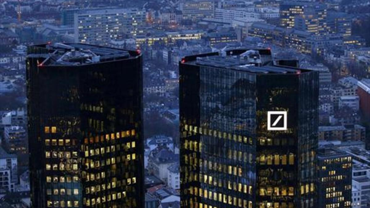 Imagen crepuscular de la sede central del Deutsche Bank, en Fráncfort.