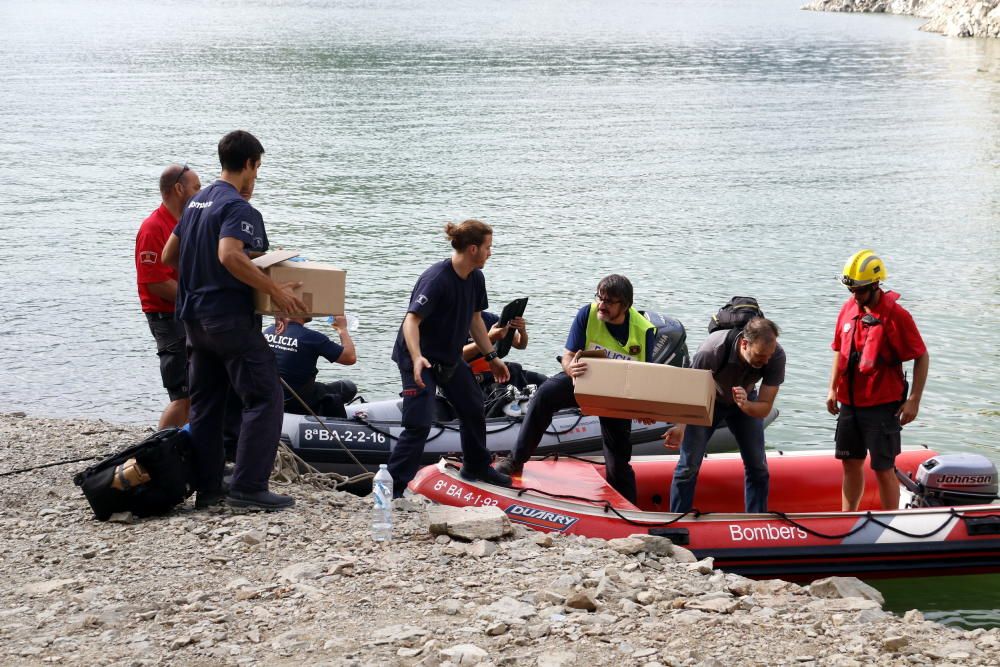 La policia científica enduent-se indicis localitzats al vehicle