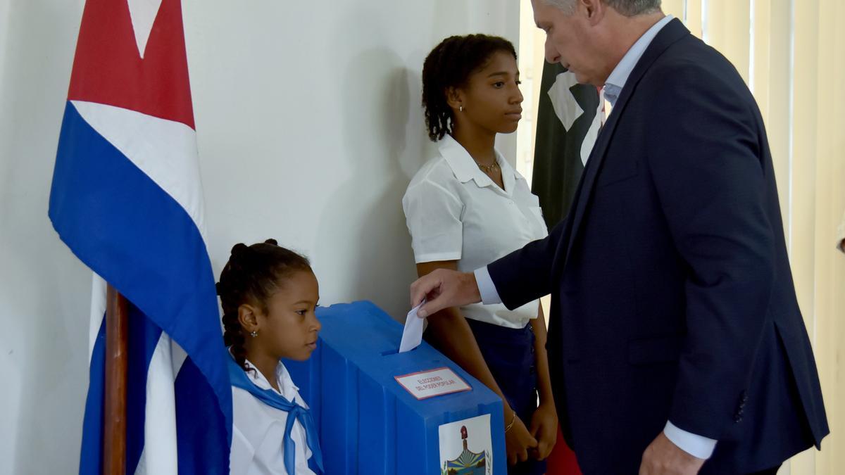 El presidente de Cuba, Miguel Díaz-Canel, vota en las elecciones de los delegados (concejales)