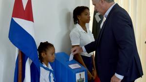 El presidente de Cuba, Miguel Díaz-Canel, vota en las elecciones de los delegados (concejales).