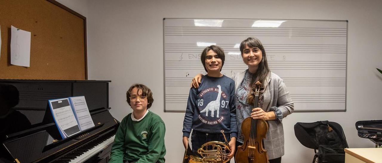 Aarón Brao y Mateo Vaquero, con la profesora Arantxa Vera en el Conservatorio Profesional de Música de A Coruña.