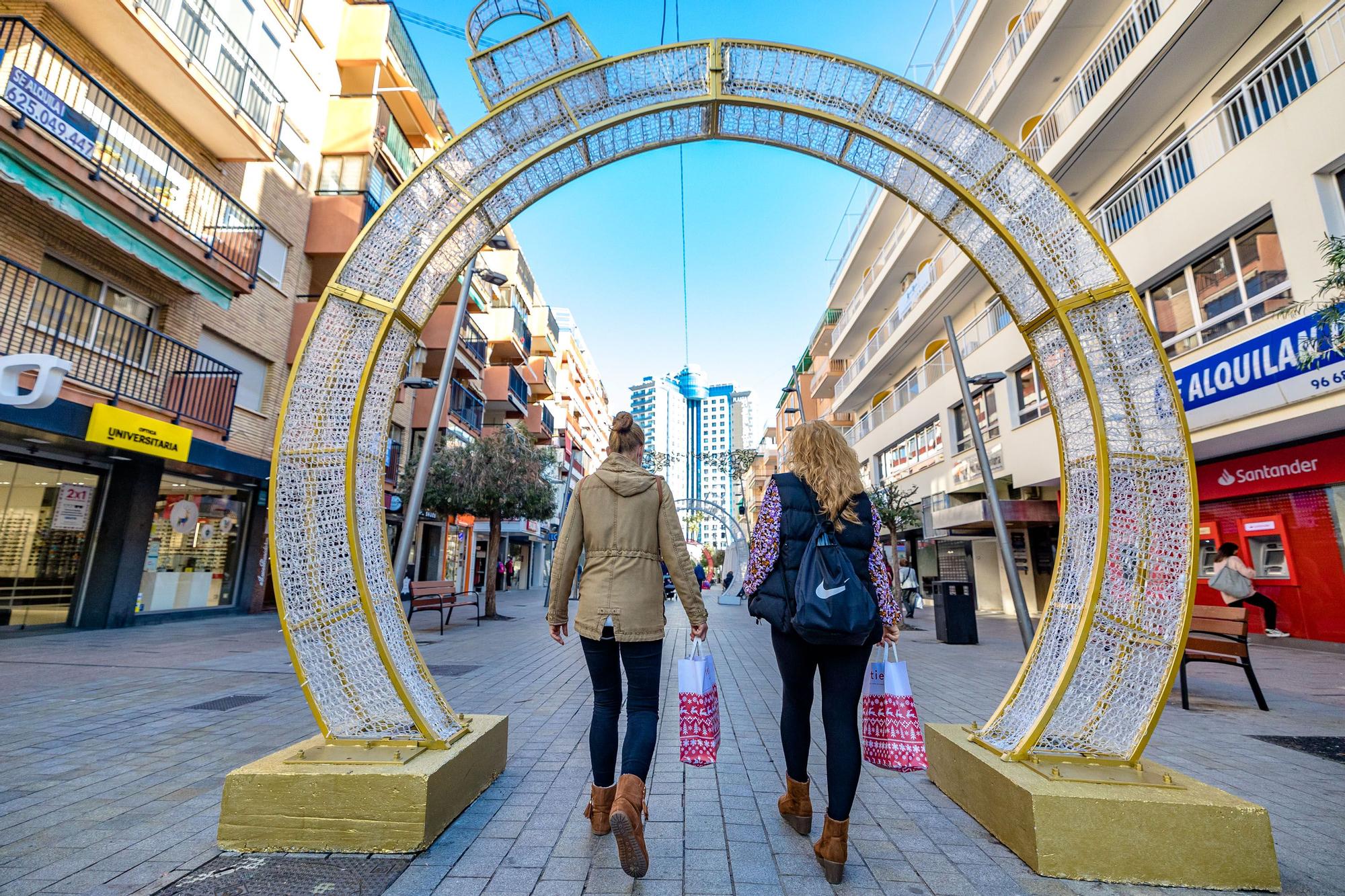 La campaña "BenidormTeDaMás" recibe una avalancha de peticiones de descarga de los bonos descuentos para comercios y hostelería de la ciudad. Los primeros días para gastar estos bonos han provocado colas en algunos establecimientos. La iniciativa, que pretende ayudar al sector e incentivar el consumo, estará en marcha hasta el 31 de diciembre.