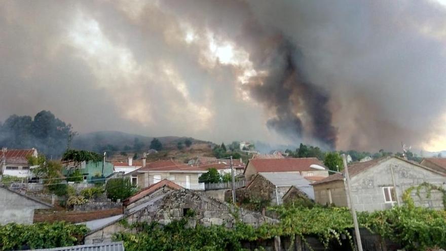 Vista del incendio de Mondariz desde Gargamala. // FdV