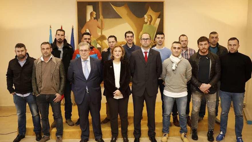 Integrantes de la Brigada de Salvamento, con el presidente de Hunosa y la delegada del Gobierno, en el centro.