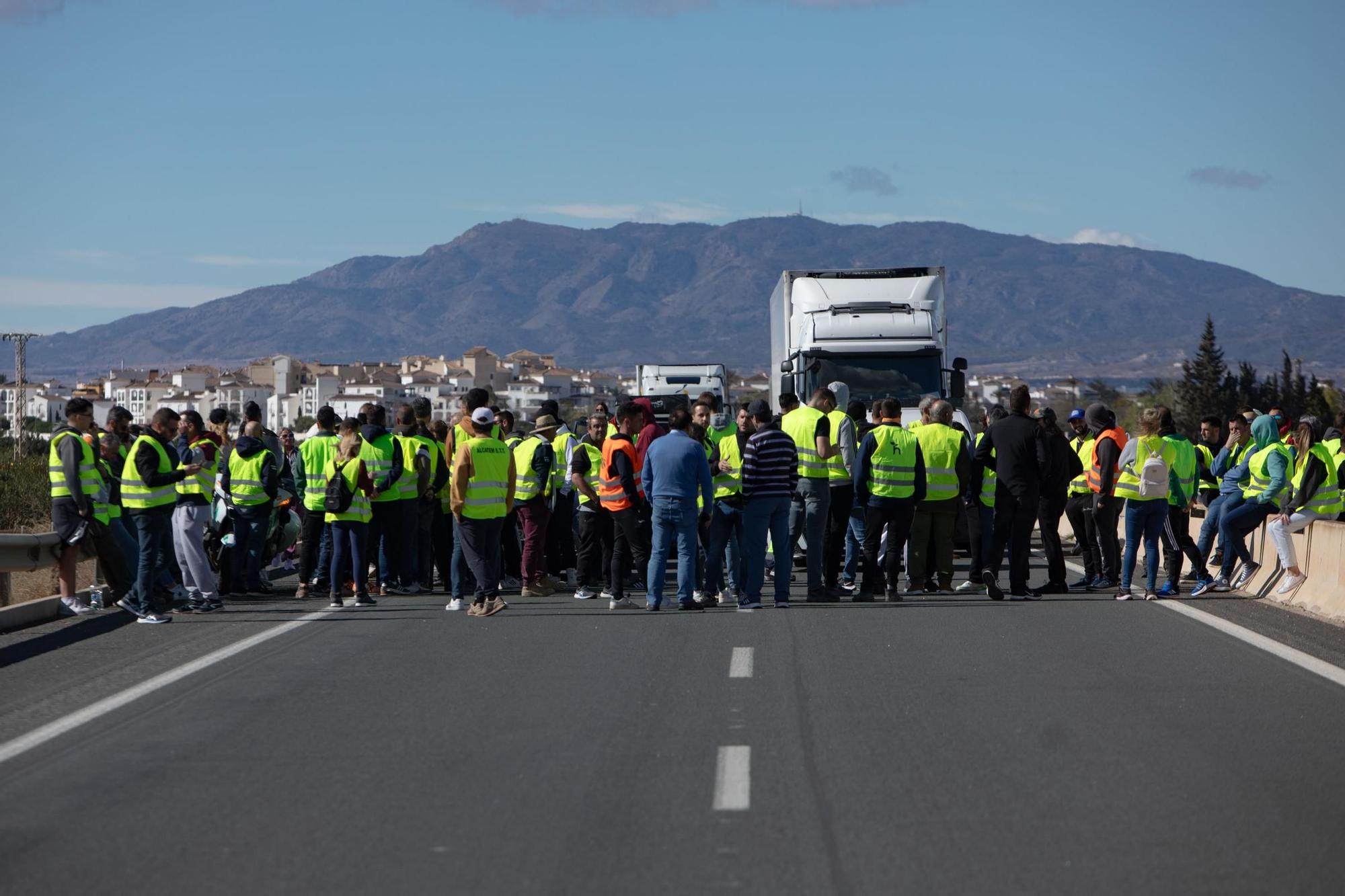 FOTOS: Las protestas de los agricultores desalojados de la AP-7 entre San Javier y Los Alcázares, en imágenes