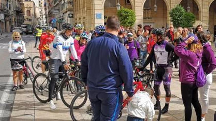 Los dos ciclistas de ultrafondo recibieron el aplauso y el cariño de las familias afectadas por el síndrome Dravet que les esperaban en la plaza del Ayuntamiento.