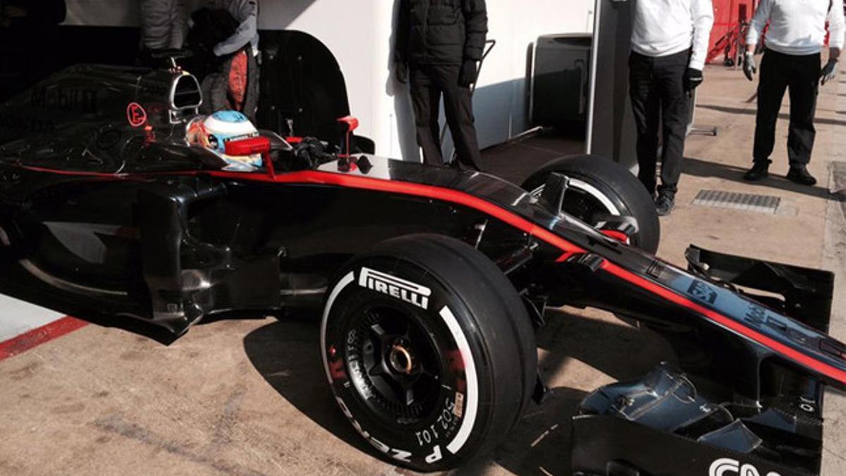 Fernando Alonso saliendo del box durante los tests