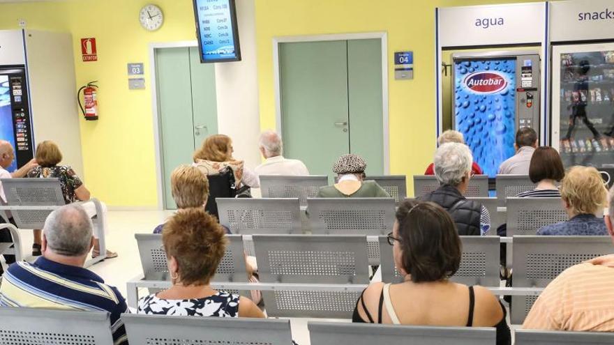 Pacientes en uno de los vestíbulos de espera del Hospital de Torrevieja/Foto Tony Sevilla