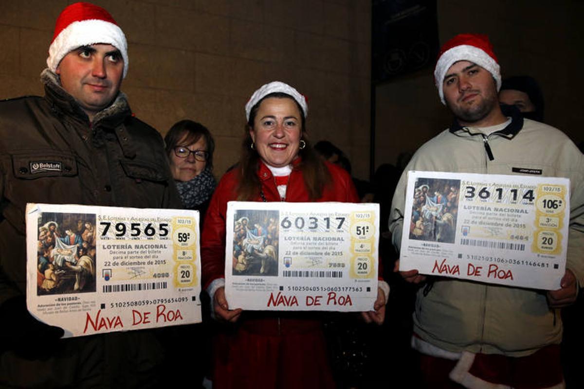 UNA LARGA COLA DE P?BLICO ESPERA EL COMIENZO DEL SORTEO DE NAVIDAD UNA LARGA COLA DE P?BLICO ESPERA EL COMIENZO DEL SORTEO DE NAVIDAD