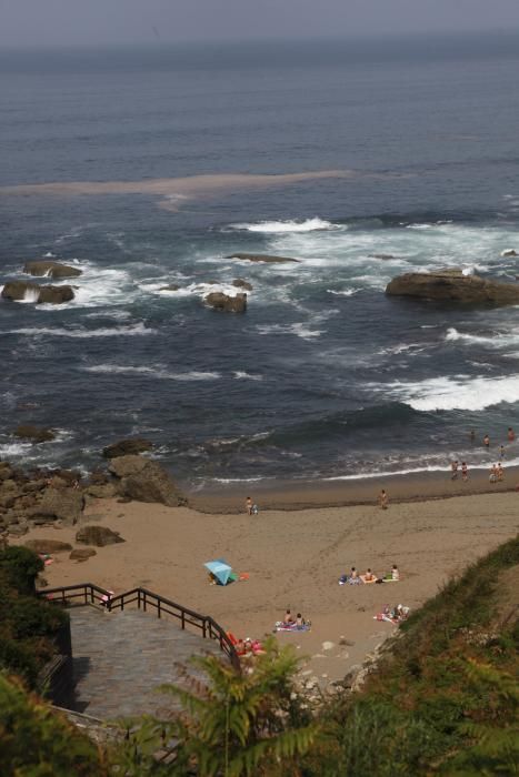 Una mancha de contaminación obliga a cerrar la playa de La Ñora