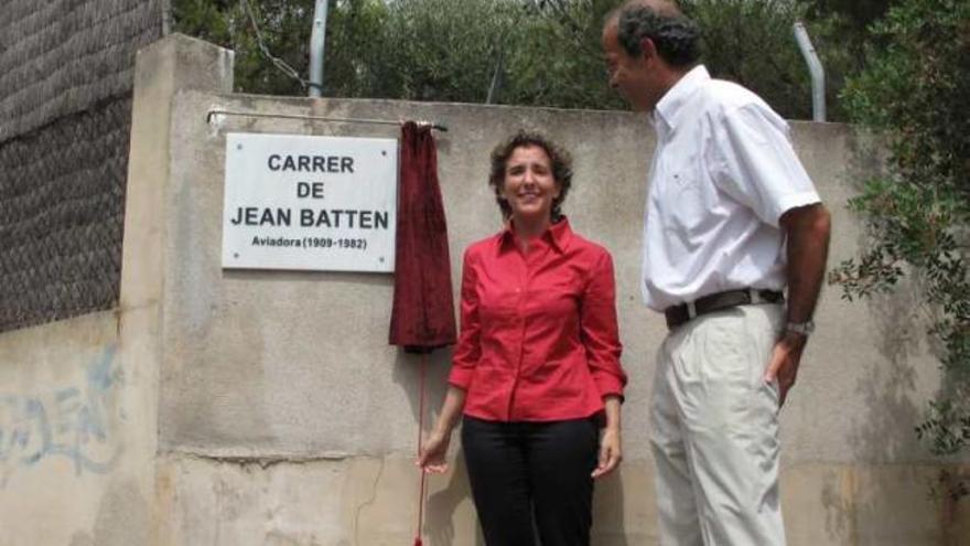 La alcaldesa Aina Calvo destapó la placa junto a Gómez.