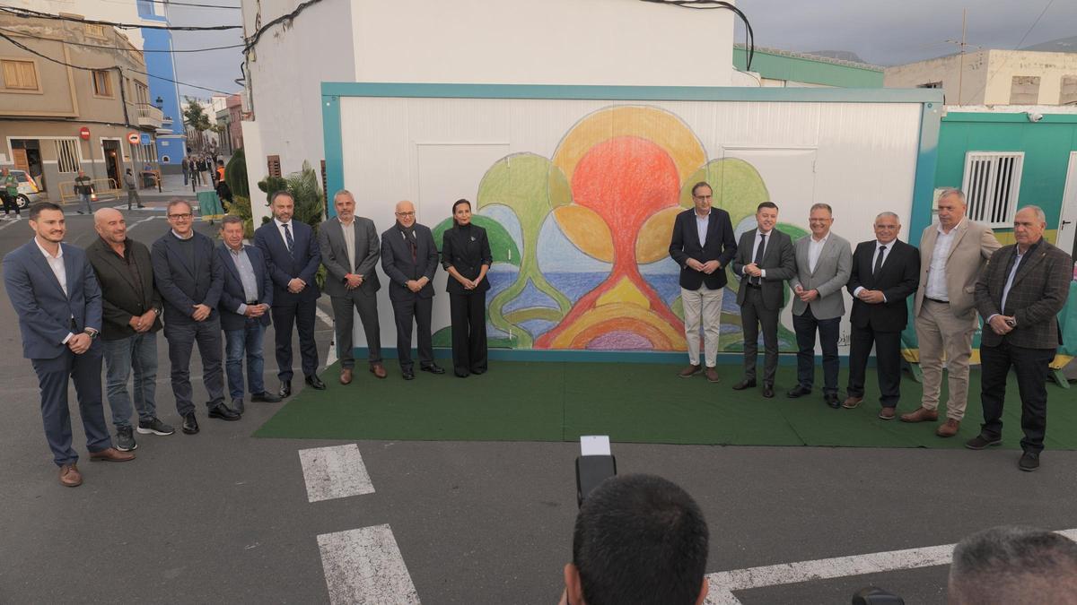 Foto de las autoridades, con la nueva imagen creada por Pepe Dámaso, en La Quinta de Gáldar.