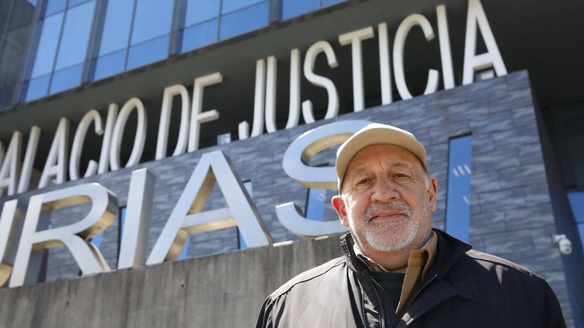 El padre Chus, a la puerta del Palacio de Justicia, tras su juicio en 2024.