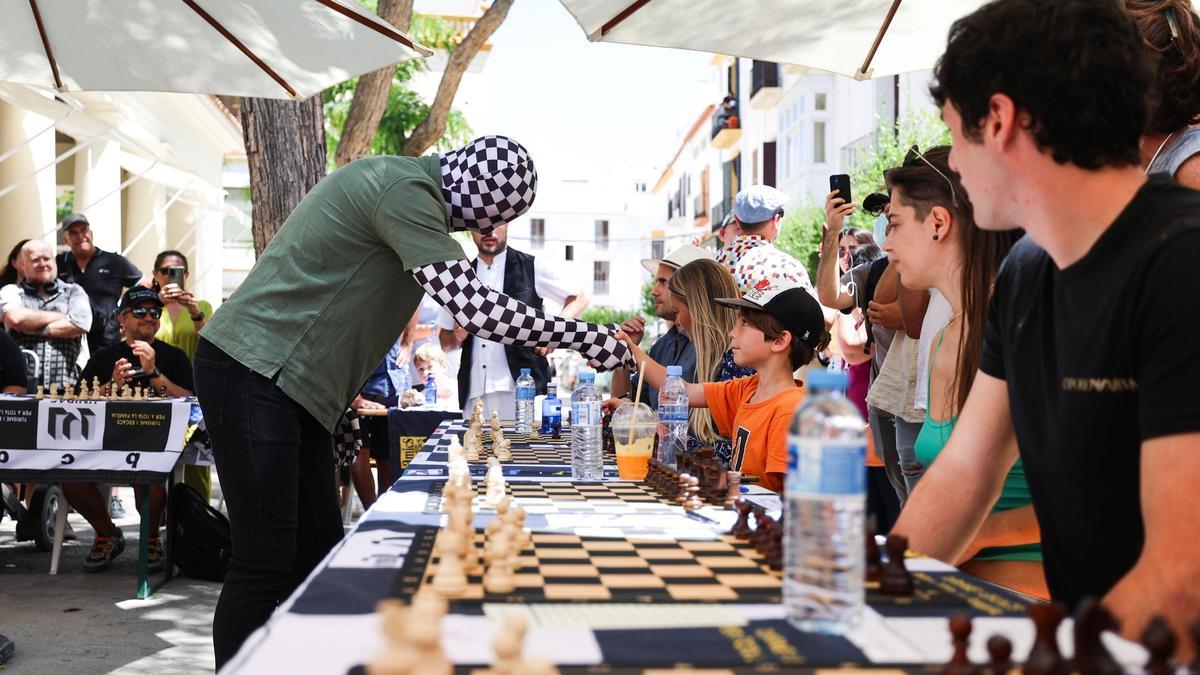 Las imágenes de la exhibición de ajedrez de Rey Enigma en Ibiza