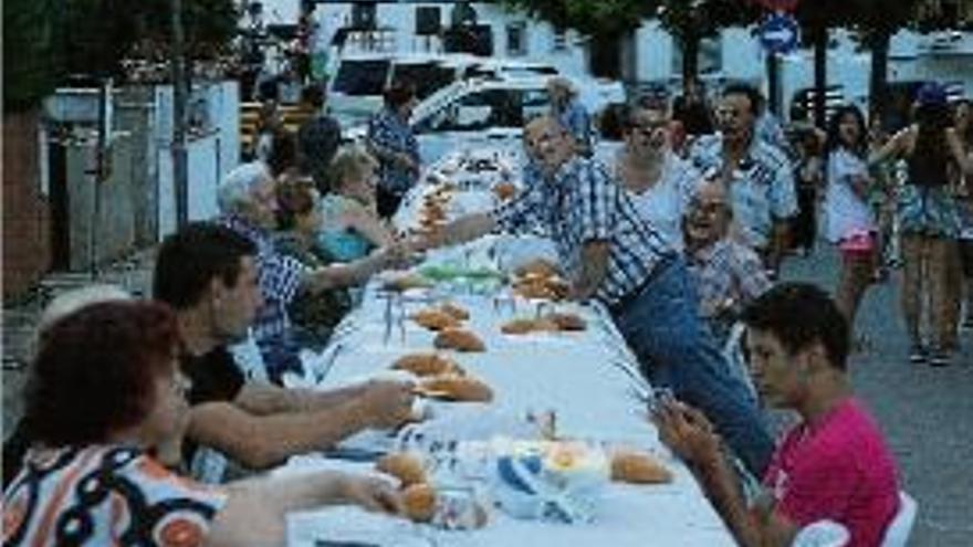 Una imatge del sopar popular d&#039;ahir al vespre.