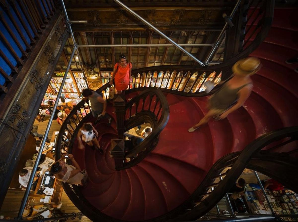 aabella34854639 tourist visit the lello bookstore in porto on july 25  2016 160730211231