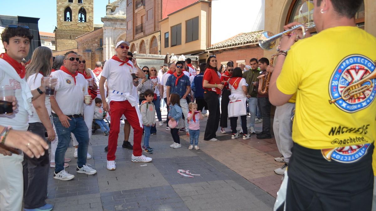 La Peña Badenes con charanga por el centro.