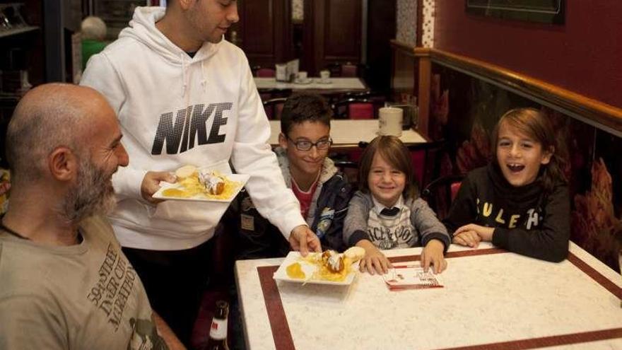 Esaú Lueje sirve los pinchos en el café Camelot.