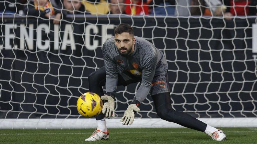 Giorgi Mamardashvili realiza ejericicios de calentamiento antes de un partido en Mestalla. | F.CALABUIG