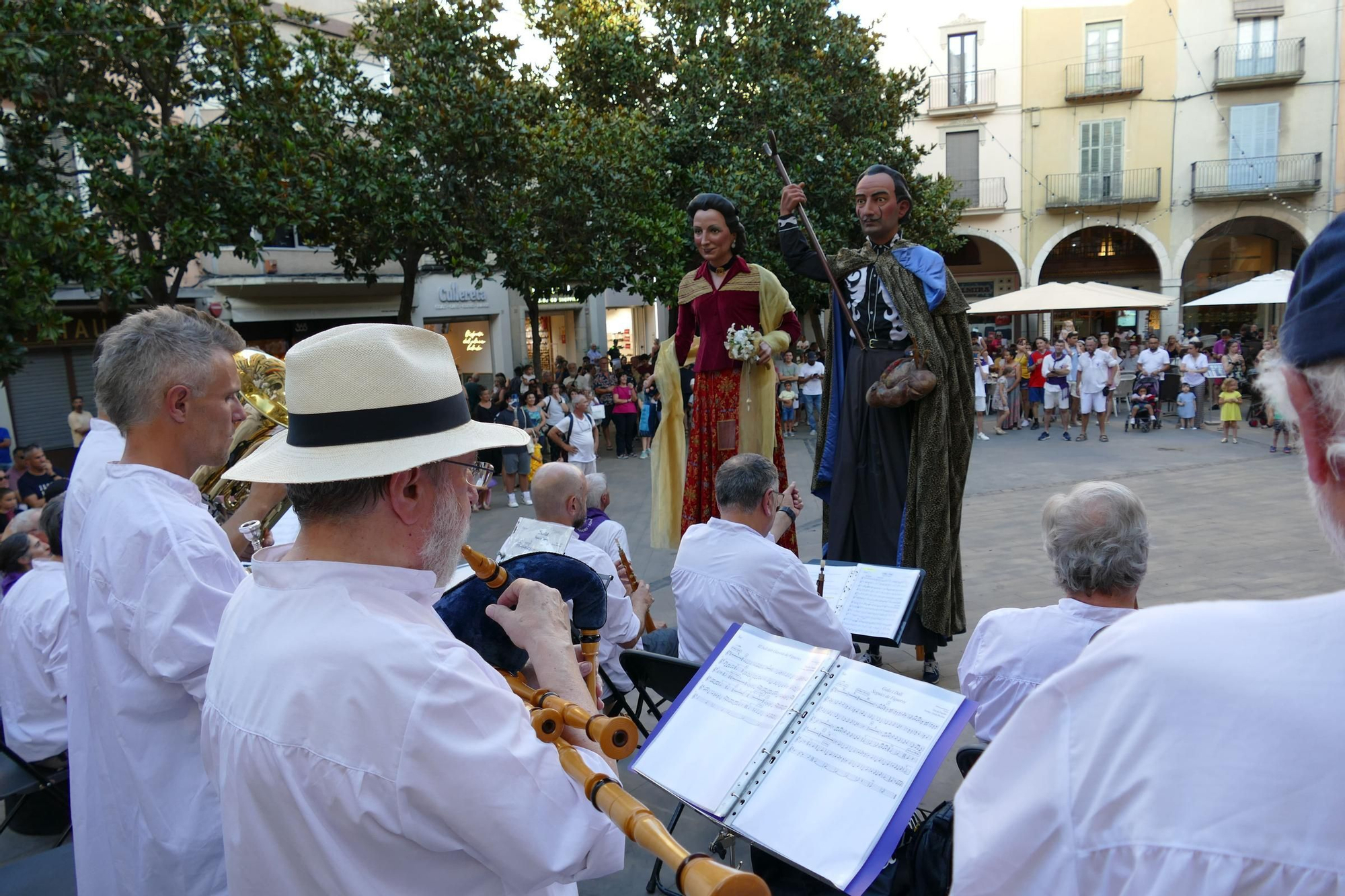 Els gegants de Figueres animen les Festes de Sant Pere amb el ball del seguici i una exposició