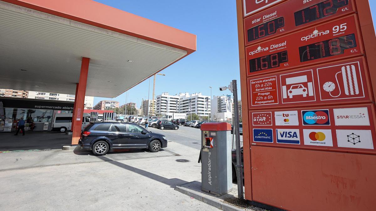 Panel de precios de una estación de servicio de Alicante.