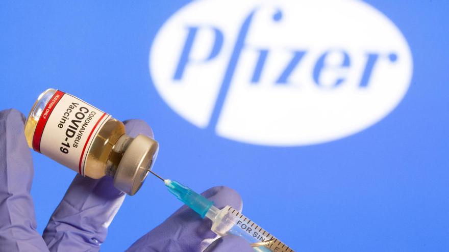 Una persona manipula una dosis de la vacuna contra la Covid-19 de Pfizer.