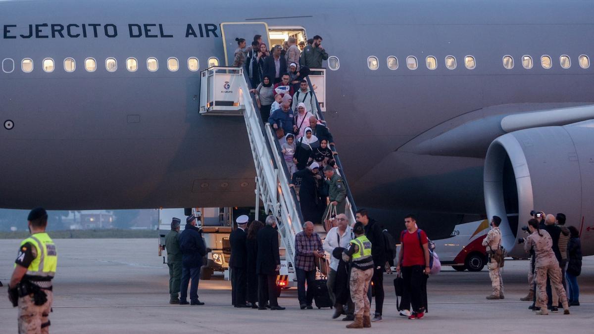 Llegan a Asturias primeros palestinos evacuados de Gaza: dos familias integradas por una docena de miembros