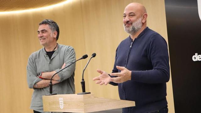 Luis Carballo durante la presentación de «Jazz no Principal» junto a Demetrio Gómez (izq.). |  FdV