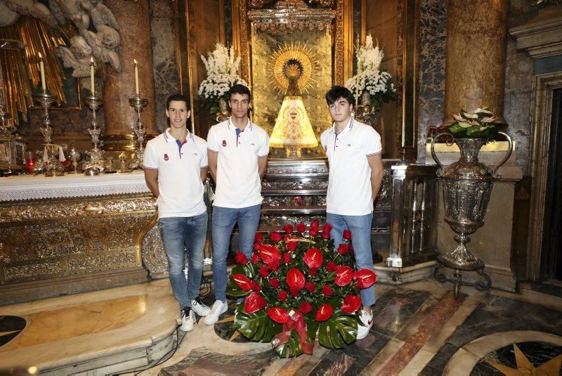 Tradicional ofrenda del Casademont Zaragoza a la Virgen del Pilar