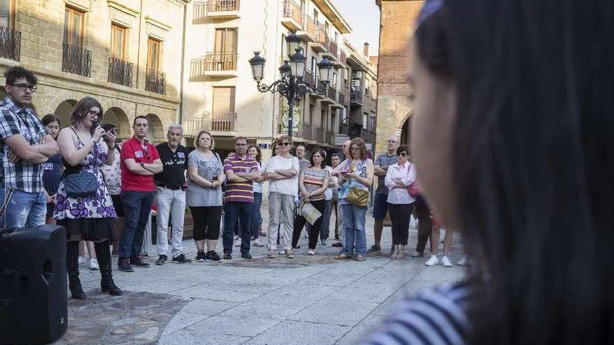 Una niña observa y escucha la alocución de una estudiante sobre la sentencia de la Audiencia de Navarra.