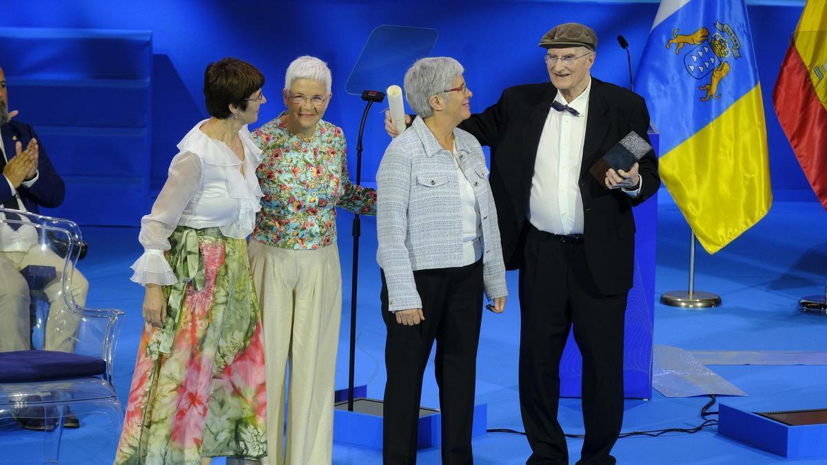 César Rodríguez Placeres (d) y el resto de componentes del Centro de la Cultura Popular Canaria