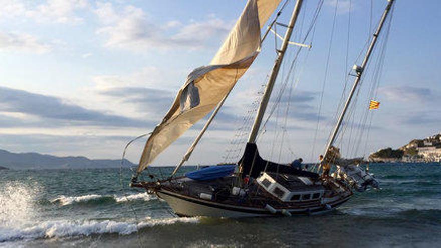 Un veler queda embarrancat a la platja del Port de la Selva