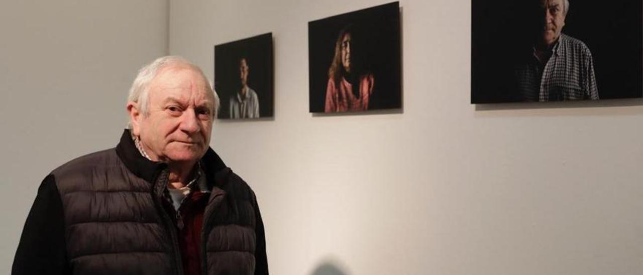 José Ramón García, junto a su fotografía en la exposición de Daniel Lovi.