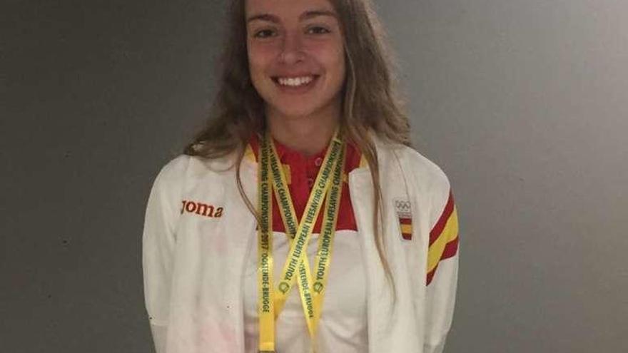 Paula Agra, con algunas de las medallas que cosechó.