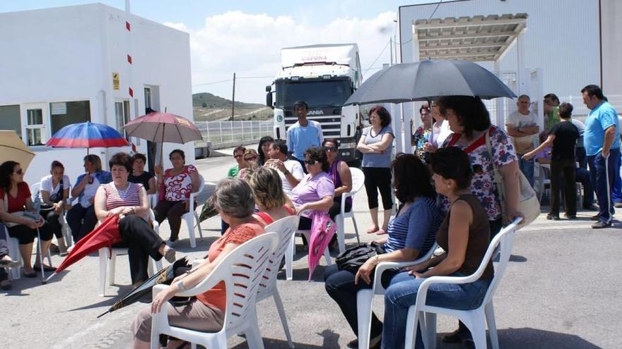 Los empleados de la conservera, en 2009, durante una manifestación en la fábrica.