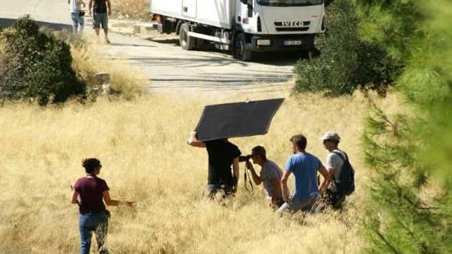 Diferentes imágenes del rodaje de Ad vitam, que esta semana se ha instalado en el preventorio de Aigües -precisamente un antiguo balneario en la serie- y su entorno, que se ha llenado desde el lunes de caravanas, camiones y diferentes infraestructuras del equipo de la serie.