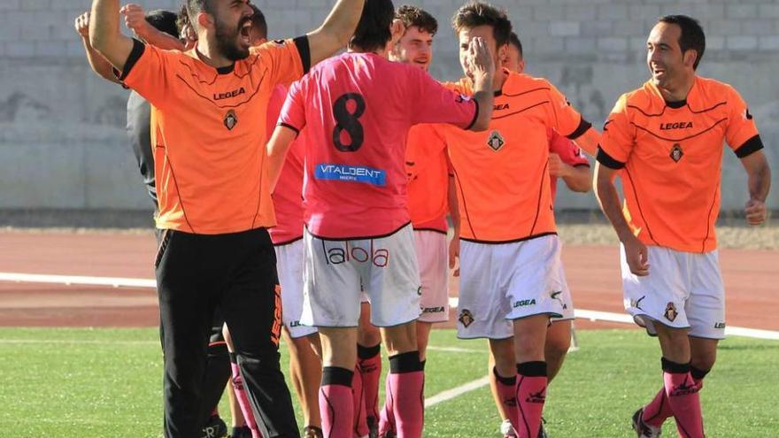 Chechu Grana, primero por la izquierda, celebra el segundo gol mierense logrado en Haro.