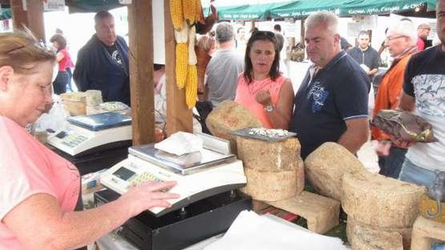 Puesto de gamonéu del valle, ayer, en Cangas de Onís.