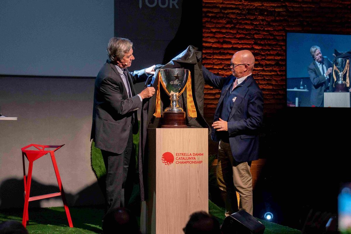 Guy Kinnings y Jorge Villachecchia desvelan el trofeo para el ganador del Estrella Damm Catalunya Championship