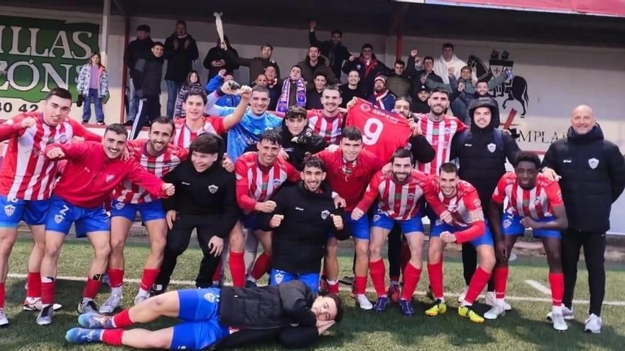 Los jugadores del Atlético Monzón celebran junto a su afición