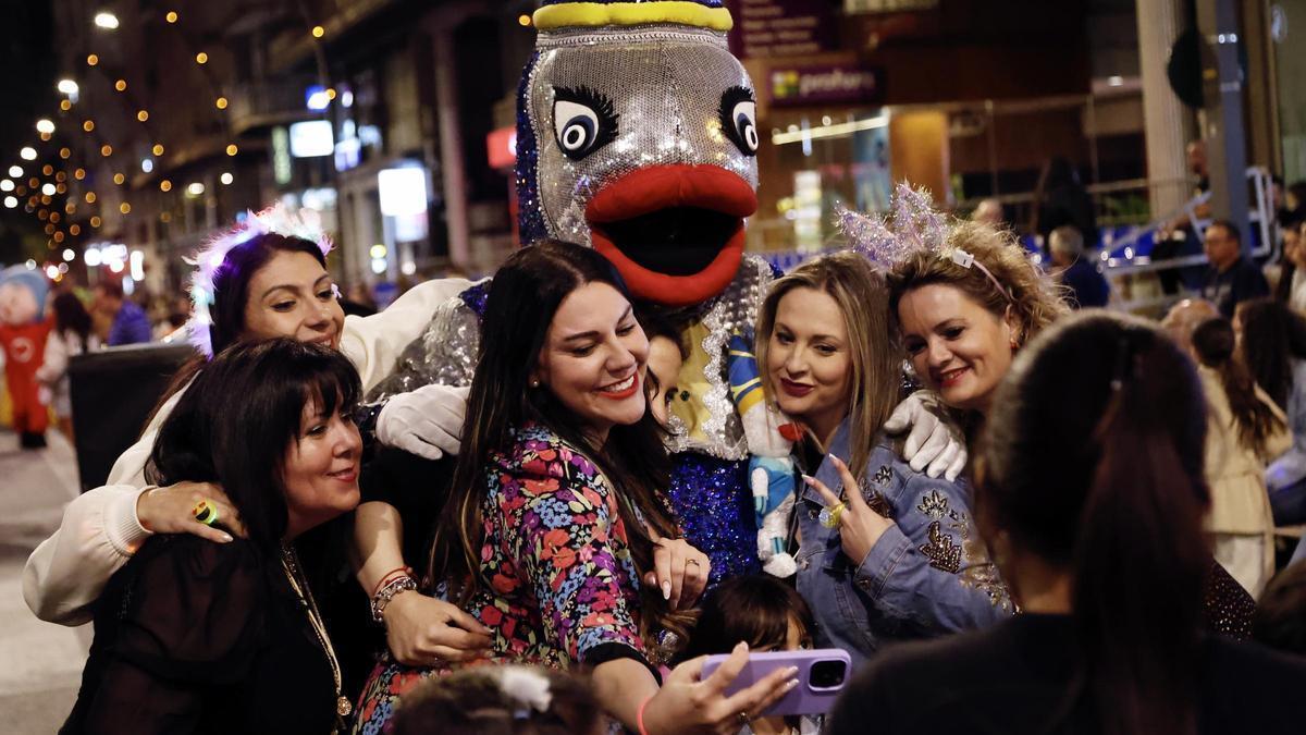 Un grupo de asistentes al Entierro de la Sardina se hace un 'selfie' con la mascota de la fiesta