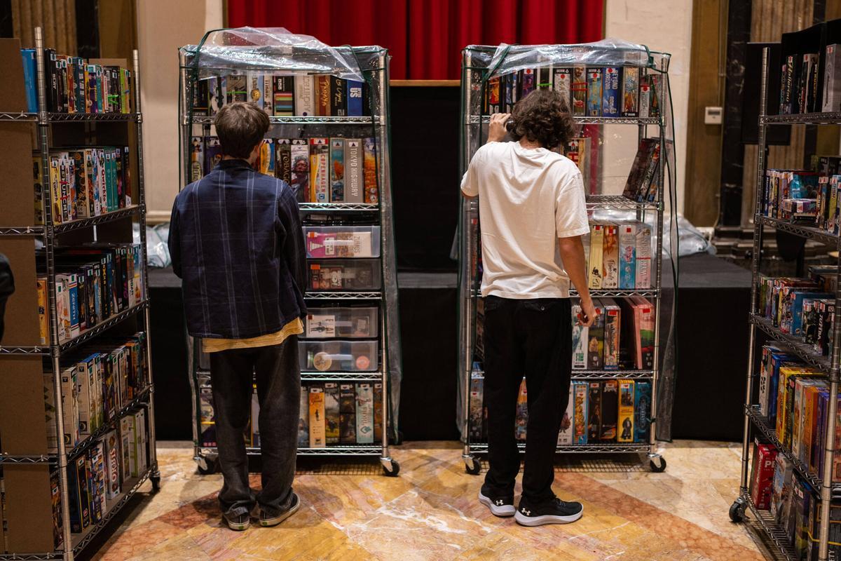 Barcelona,08/12/2025 ICUT- Participantes en una sesión de slow friending organizada por Kleff, la mayor comunidad de juegos de mesa, durante una actividad pensada para conocer gente mientras se juega. Foto: Zowy Voeten / El Periódico.