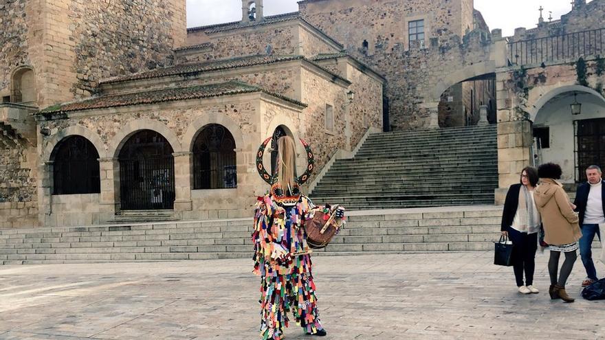 Jarramplas en una visita al casco histórico de Cáceres.