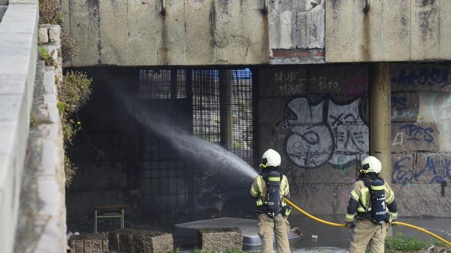 Incendio en los bajos del Obelisco Millenium, en A Coruña