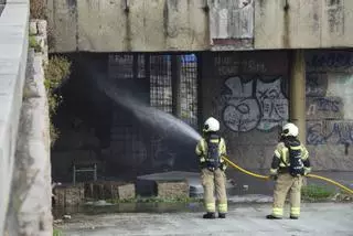 Incendio en los bajos del Obelisco Millenium, en A Coruña