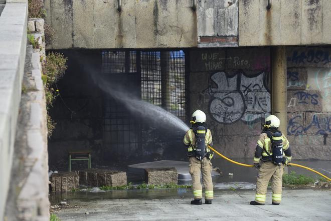 Incendio en los bajos del Obelisco Millenium, en A Coruña