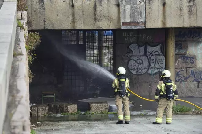 Incendio en los bajos del Obelisco Millenium, en A Coruña