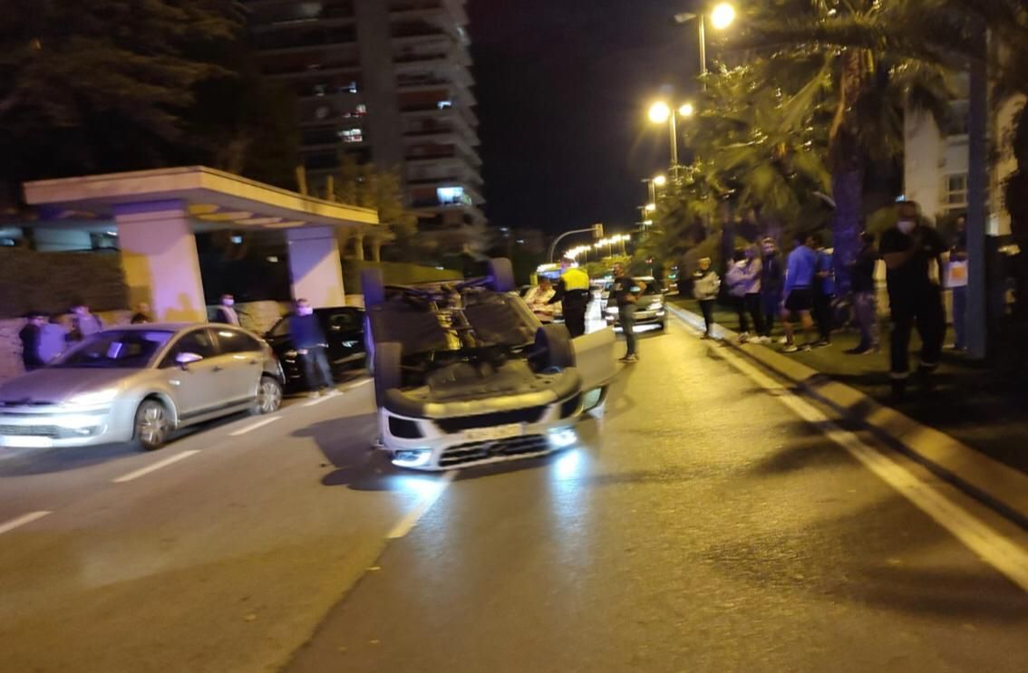 Un coche volcado tras un accidente en la avenida La Condomina, en la Albufereta