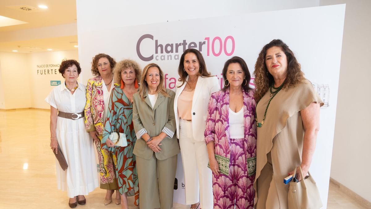 Ines Rojas, de Lanzarote (i); Guadalupe González Taño, de La Palma (2i); la exdiputada Nardy Barrios (3i); Rosa Dávila, de Tenerife(c); Lola Garcia, de Fuerteventura (3d); la presidenta de Charter en Fuerteventura Clara Peña (2d) y Belén Allende, de El Hierro (d).