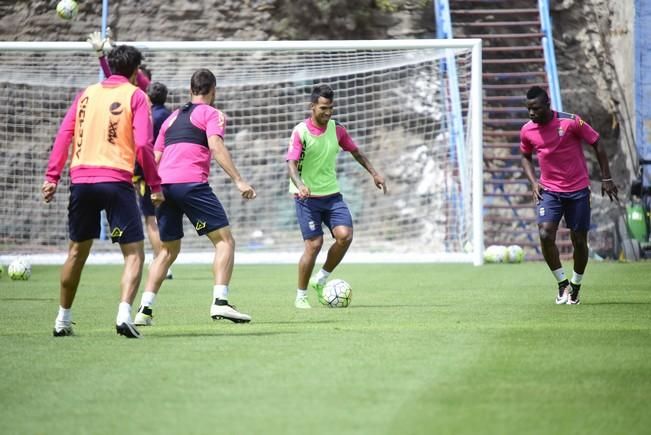 Entrenamiento de la UD Las Palmas en Barranco ...